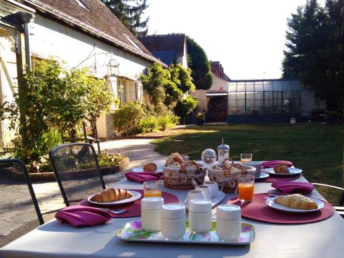 ein Tisch mit Tellern voller Essen darauf in der Unterkunft La Grange Dîmière, près de Tours in Saint-Genouph