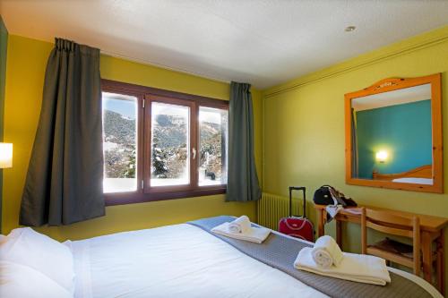  Apartaments Giberga -  Room  picture :   Tea/Coffee maker    Bath    Safety deposit box                           