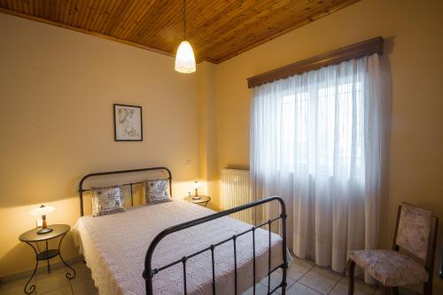 A bed or beds in a room at Kardiakafti Village