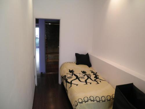 バルセロナにあるBacrou apartment, design loft near the seaのベッドと階段が備わる小さな客室です。