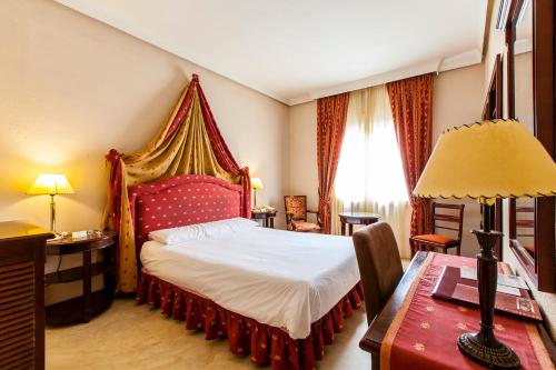Un pat sau paturi într-o cameră la Hotel Del Val