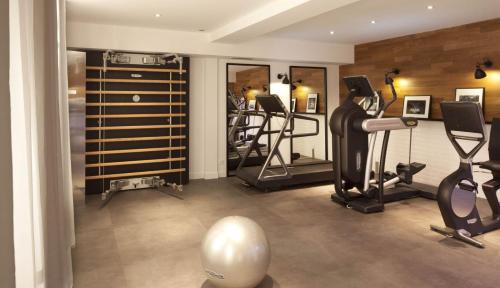 een kamer met een fitnessruimte met fitnessapparatuur bij Anchorage The Residence in Dhaka