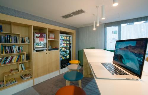 a room with a desk with a laptop on a table at Relaxia Lanzaplaya in Puerto del Carmen