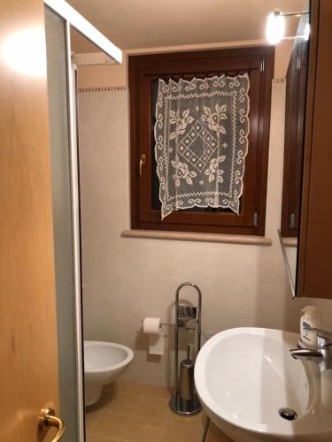 ヴェローナにあるIl Nido in Cittàのバスルーム(洗面台、トイレ、鏡付)