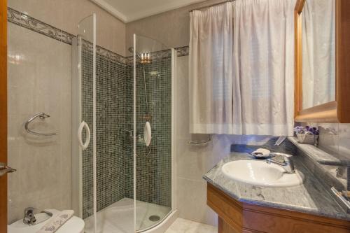 ein Badezimmer mit Dusche und Waschbecken in der Unterkunft Montferrutx in Colònia de Sant Pere