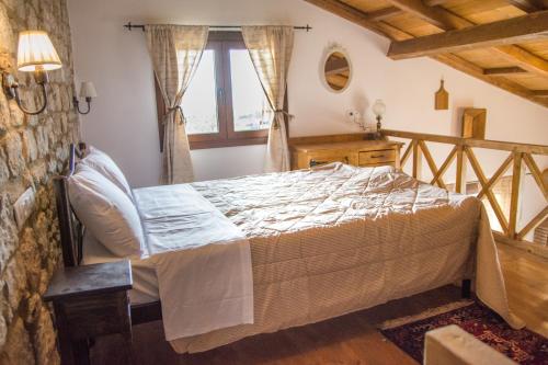 a bedroom with a large bed in a room at To Stolidi tis Psinthou in Psinthos
