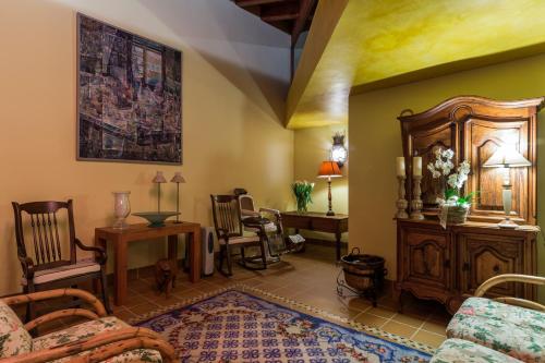 インカにあるMandolのリビングルーム(ソファ、テーブル、椅子付)