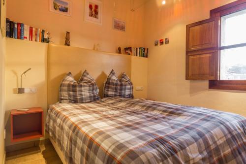 インカにあるCasa Erdeiのベッドルーム1室(枕付きのベッド1台、窓付)