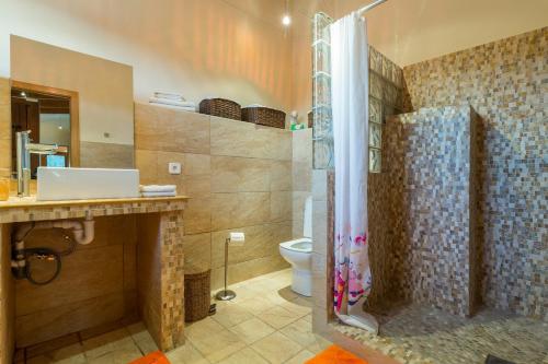 インカにあるCasa Erdeiのバスルーム(シャワー、トイレ付)