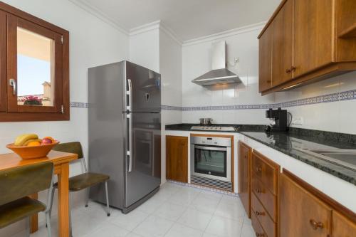 uma cozinha com um frigorífico de aço inoxidável e um lavatório em Casa Biali em Búger