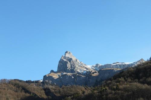 アパートメントから撮影された、または一般的な山の景色