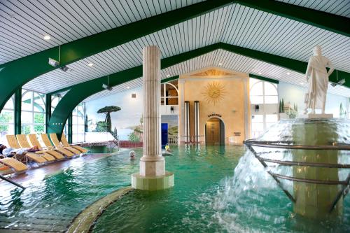 Bazén v ubytování Hotel Glockenspiel nebo v jeho okolí
