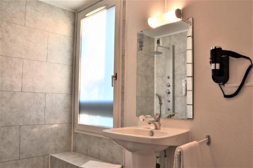 Ванна кімната в The Originals City, Hôtel Amys, Tarbes Sud (Inter-Hotel)