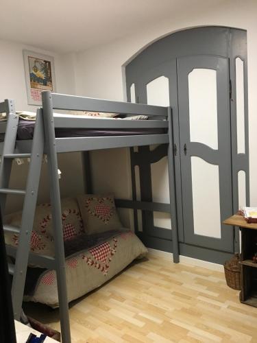 Ce lit superposé se trouve dans un dortoir doté de lits superposés. dans l'établissement Le Bratzala, à Colmar
