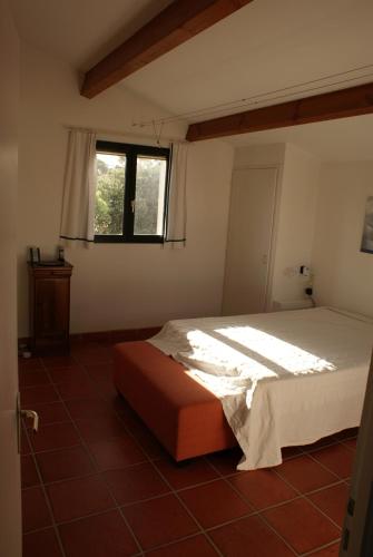 une chambre avec un lit et une fenêtre dans l'établissement Ferienhaus Schulenburg, à Grand-Village-Plage