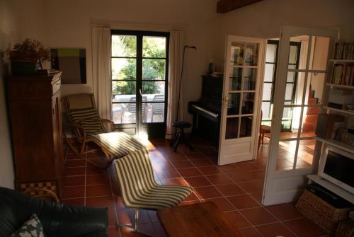 sala de estar con 2 sillas y piano en Ferienhaus Schulenburg, en Grand-Village-Plage