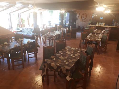 une salle à manger avec des tables et des chaises dans un restaurant dans l'établissement Hosteria Quime, à La Lucila del Mar