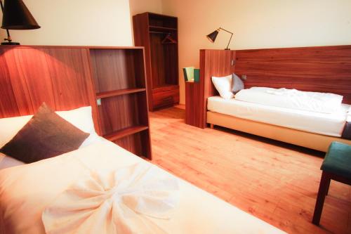 Ένα ή περισσότερα κρεβάτια σε δωμάτιο στο Hotel Bett und Buch
