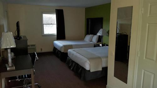 um quarto de hotel com duas camas e uma janela em Mountain Valley Inn em Dillard