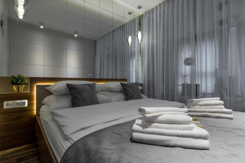 Tempat tidur dalam kamar di GA Luxury Apartments W21