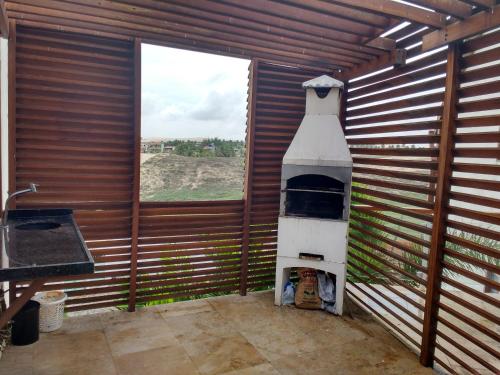Zimmer mit einem großen Fenster und einem Herd in der Unterkunft Apartamento Taíba Beach Resort in Taíba