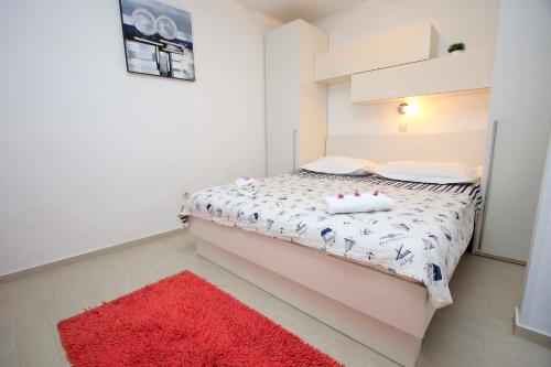 Posteľ alebo postele v izbe v ubytovaní APARTMANI IVONA & IVO