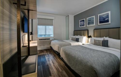 Una habitación de hotel con dos camas y una ventana. en Citadines Connect Fifth Avenue New York, en Nueva York