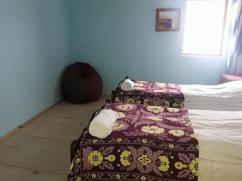 Una cama o camas en una habitación de Ushguli Hotel Riho