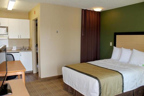 מיטה או מיטות בחדר ב-Extended Stay America Suites - Albuquerque - Airport