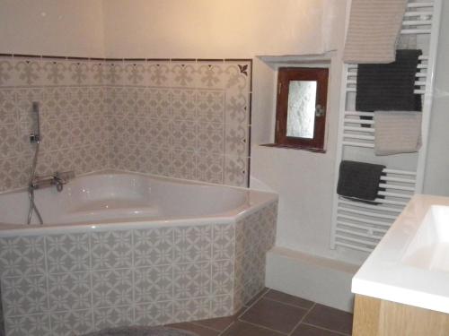 y baño con bañera y lavamanos. en La Maison dans la Brie en Saint-Augustin