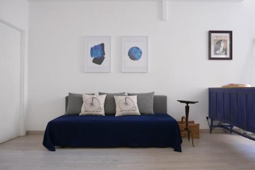 リスボンにあるAlfama Skyのベッドルーム1室(青いシーツと枕のベッド1台付)