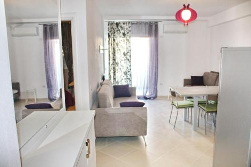 - un salon avec un canapé et une table dans l'établissement Oslo Apartments - Albania, à Vlorë