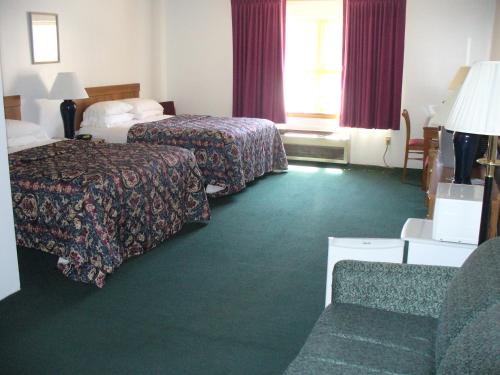 Un pat sau paturi într-o cameră la Villager Motel & Glen Manor Estate