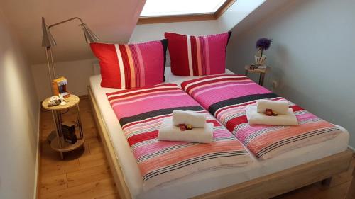 ein Schlafzimmer mit einem großen Bett mit zwei Kissen darauf in der Unterkunft PEMATRA Ferienwohnung Unterm Dach in Travemünde