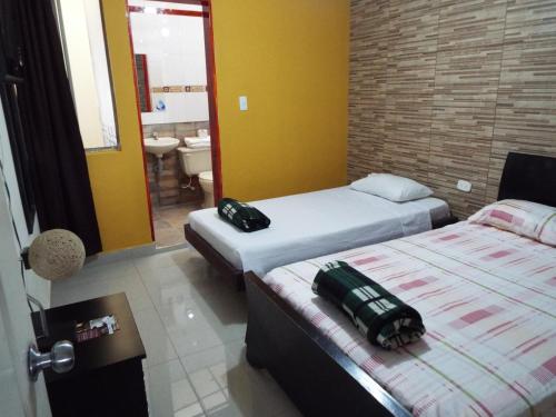 Postel nebo postele na pokoji v ubytování HotelIam Armenia - Encanto y descanso en el corazon del Quindio