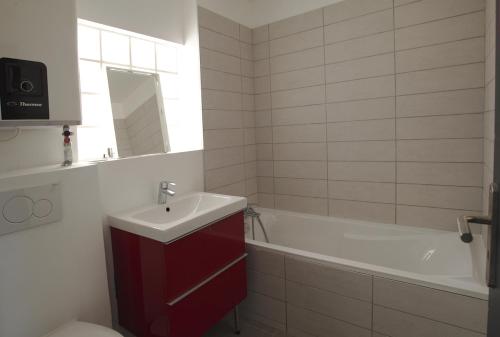 La salle de bains est pourvue d'un lavabo, d'une baignoire et de toilettes. dans l'établissement L'INDEPENDANCE, à Lyon