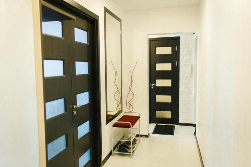 drzwi z czerwonym krzesłem w korytarzu w obiekcie Sky the Apartment Centre w Tyraspolu