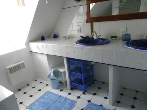 une salle de bain avec deux lavabos et un miroir dans l'établissement Corbon, à Vivoin