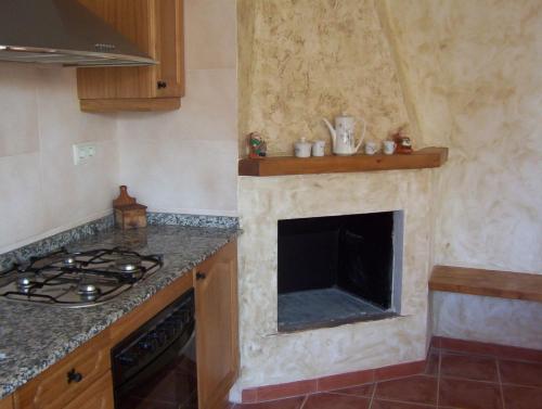 een keuken met een fornuis en een fornuis top oven bij Casa Rosalia in Castillonroy