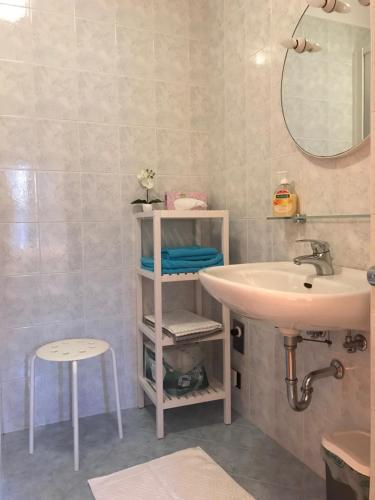 Ένα μπάνιο στο Living Apartment Central