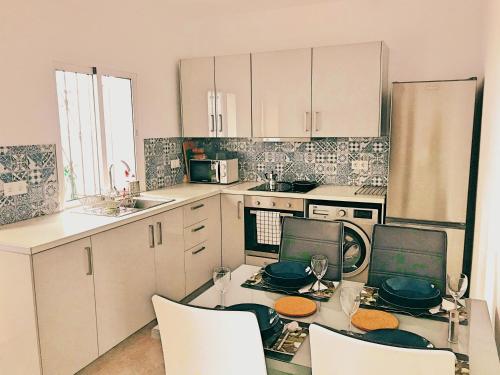 Kuchyňa alebo kuchynka v ubytovaní Town House with Patio in Quiet Residential Area 10 Min from Beach