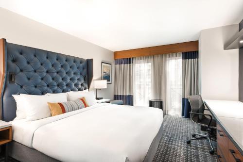 A bed or beds in a room at The Heathman Hotel Kirkland