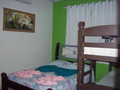 a bedroom with a bunk bed and a crib at Casa Temporada Daniel- Olímpia SP in Olímpia