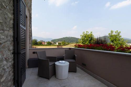 a balcony with chairs and a table and a view at B&B a Ca' Minore Franciacorta in Passirano