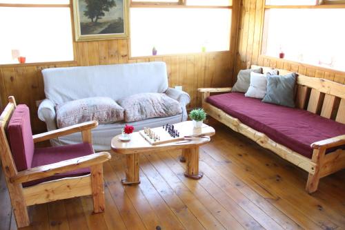 sala de estar con sofá y mesa en Montaña Negra en Aluminé