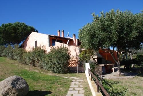 Un jardín fuera de Sant'Elmo Holiday Residence
