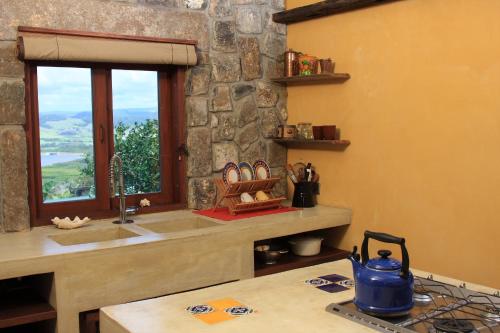 cocina con fregadero y ventana en La Hacienda Mauritius, en Mahébourg