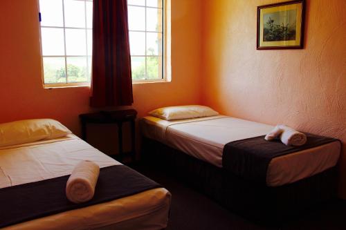 Una cama o camas en una habitación de Childers Gateway Motor Inn