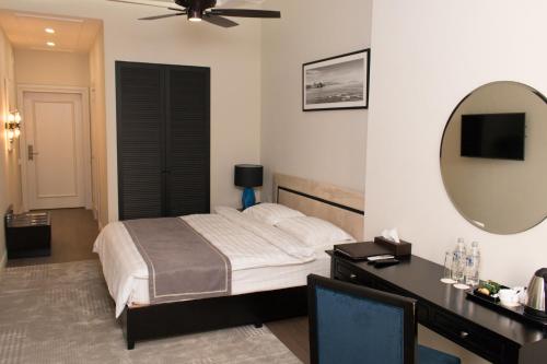 Кровать или кровати в номере Madison Ave Hotel Bishkek