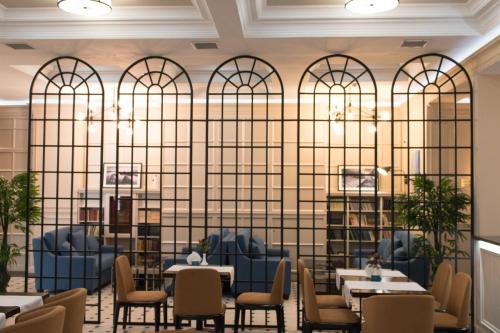 Гостиная зона в Madison Ave Hotel Bishkek